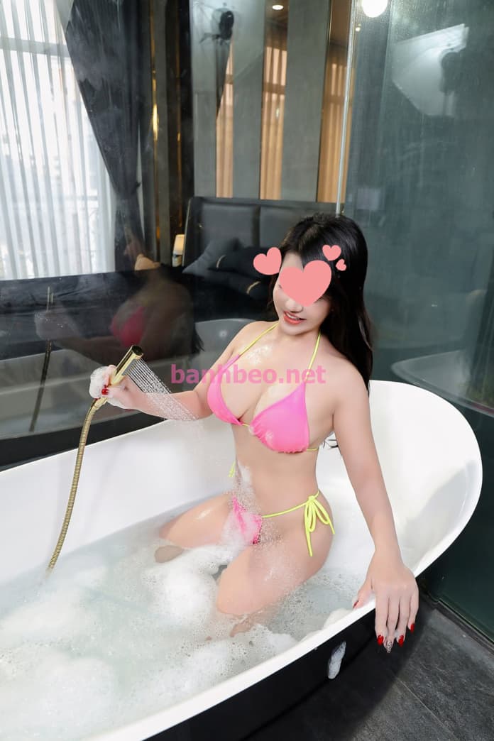 Ngọc Hân nhiệt tình chiều khách 