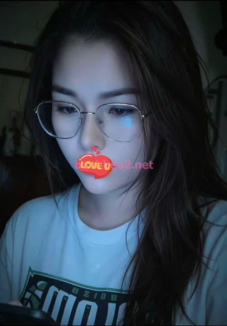 Quỳnh Anh 2k2 hot girl mặt xinh dáng chuẫn vào đời.