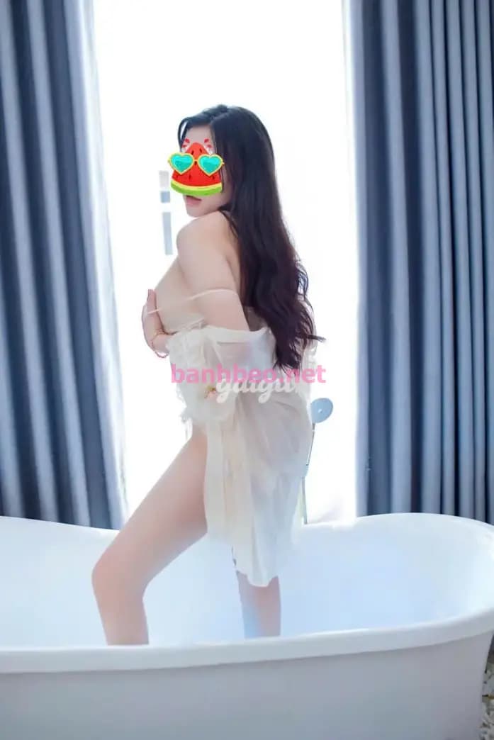 THẢO NHI - TUYỆT PHẨM, XINH VÀ CHIỀU KHÁCH TỚI BẾN