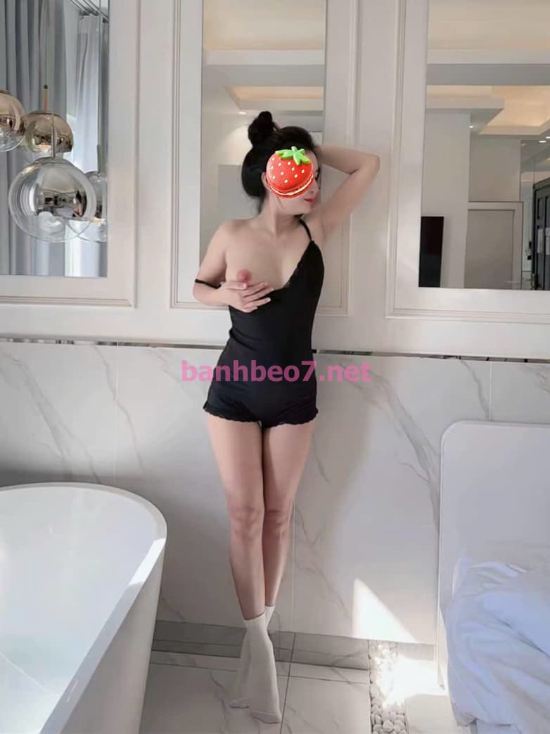 Thiên Vy 1999 hot girl 1m68 vào đời.